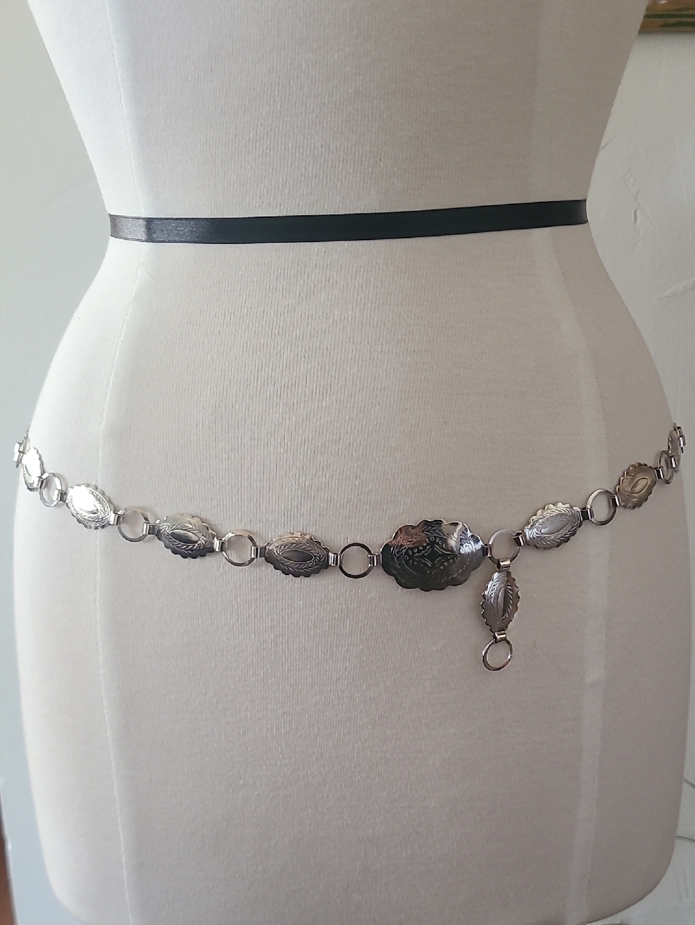 Western Style Concho Silver Tone Belt - Picture 7 of 8